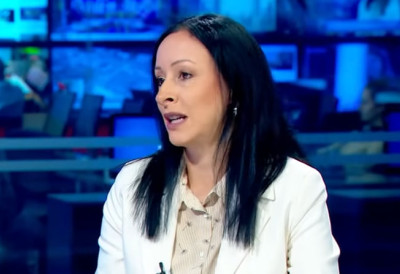 (ФОТО) ПРИЗОР ИЗ ЦЕНТРА БЕОГРАДА ПРИВУКАО ПАЖЊУ Министарка Жарић Ковачевић непрепознатљива! Без пратње и у зимској јакни стрпљиво чека семафор у Немањиној!