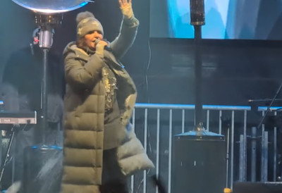 (ВИДЕО) АНУ БЕКУТУ ГАЂАЛИ ГРУДВАМА НА КОНЦЕРТУ У ЧАЧКУ Певачица звала полицију, грудве летеле ка њој! "Срам вас било, имате ли мајке?"