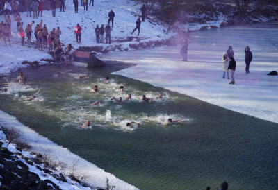 (ФОТО) АМЕРИКАНАЦ ПЛИВАО ЗА ЧАСНИ КРСТ У ЗЕМУНУ Потпуковник желео да се јаче повеже са српском традицијом!