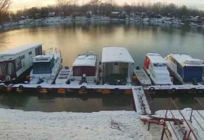 СНЕЖНА ИДИЛА НА ТИСИ КОД АРАДЦА Привезиште за чамце дуго није изгледало као овог јануара