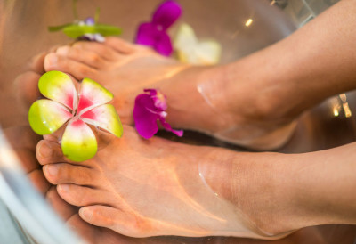 АКО ВАМ ЗИМИ КОЖА СТОПАЛА ПУЦА, А ТАБАНИ НЕПРИЈАТНО МИРИШУ У ЧИЗМАМА ДВА ПРОИЗВОДА ИЗ КУХИЊЕ СВЕ САНИРАЈУ Један је природни антисептик, а други служи као пилинг