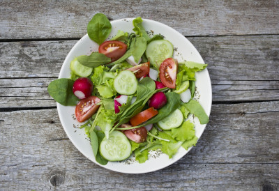 ГОТОВА САЛАТА ИЗ КЕСЕ ПОД ЛУПОМ СТРУЧЊАКА Једете је сваки дан, а ДА ЛИ ЗНАТЕ ОВО?