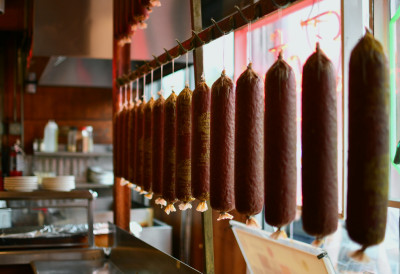 НАЈБОЉИ ОТКРИЛИ КОЈЕ ЈЕ ДРВО ИДЕАЛНО ЗА СУШЕЊЕ МЕСА Ево шта му даје посебан укус и арому