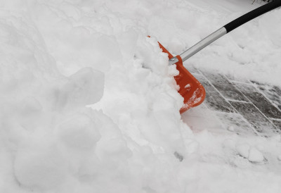 (ВИДЕО) ШАПЧАНИ БЕСНИ НА СУГРАЂАНКУ Чистила снег са терасе, па ОШТЕТИЛА АУТО