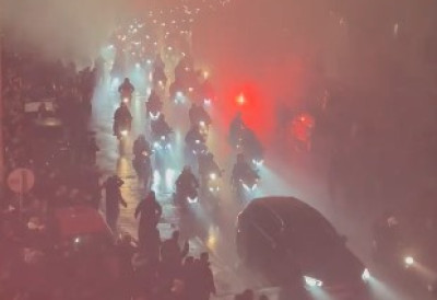 “ЗАПАЛИЛИ“ СОЛУН Хиљаде навијача ПАОК-а окупило се око стадиона у част седам погинулих другова У СТРАВИЧНОЈ НЕСРЕЋИ У РУМУНИЈИ (ВИДЕО)