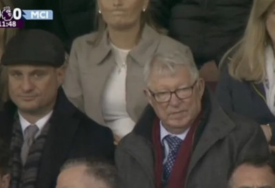 КАКВА ЧАСТ ЗА НАШЕГ АСА Немања Видић у друштву великог сер Алекс Фергусон гледа манчестерски дерби