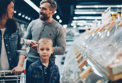 (ФОТО) "ШИЗНЕМ КАД ВИДИМ ОБА РОДИТЕЉА СА ДЕТЕНЦЕТОМ У КОЛИЦИМА У ПРОДАВНИЦИ" Једној Српкињи се речи на друштвеним мрежама обиле о главу, ово нико неће моћи да јој опрости