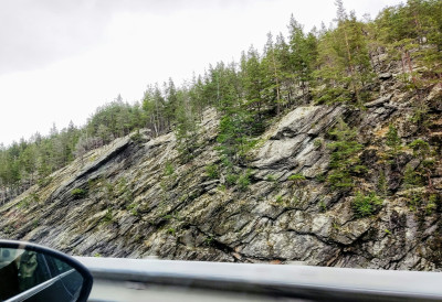 (ВИДЕО) ВЕЛИКИ ОДРОН НА ИБАРСКОЈ, КАМЕЊЕ ТЕШКО НЕКОЛИКО ТОНА СВУДА ПО ПУТУ Надлежне службе на терену, ОПРЕЗ при вожњи