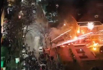 (ВИДЕО) ПРОТЕСТ ОПОЗИЦИЈЕ У ТИРАНИ, сукоби с полицијом, бачени Молотовљеви коктели, ЗАПАЉЕНА ВИЛА ЕНВЕРА ХОЏЕ
