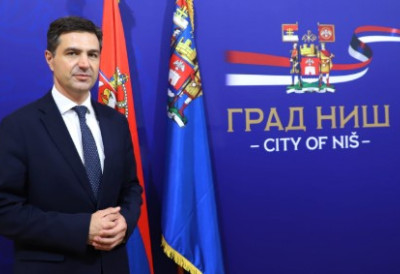 (ВИДЕО) ФИЛМСКЕ СЦЕНЕ У НИШУ! Језив покушај крађе у драгстору, ГРАДОНАЧЕЛНИК ПАВЛОВИЋ спречио пљачку, савладао нападача