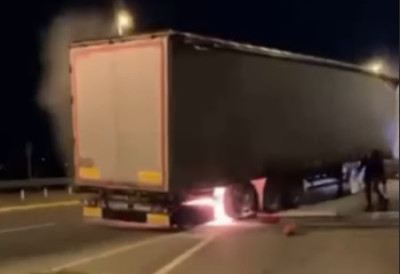 (ВИДЕО) ЗАПАЛИО СЕ КАМИОН С ПЕЛЕТОМ! Брзом интервенцијом спречена ТРАГЕДИЈА