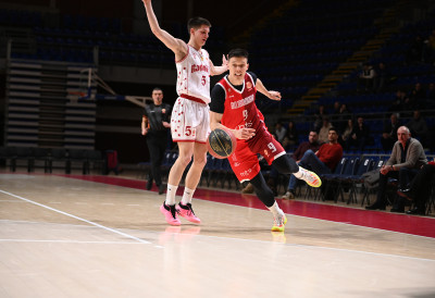 КОШАРКАШИ ВОЈВОДИНЕ У ДРАМИ СЛОМИЛИ ВЕЛИКОГ РИВАЛА  Мутин Вршац на коленима