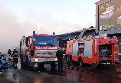 (ВИДЕО) ОСМОРО ПОВРЕЂЕНИХ У ПОЖАРУ У ФАБРИЦИ НАМЕШТАЈА У БРЧКОМ Велики број ватрогасаца у борби с ватреном стихијом