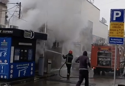 (ФОТО, ВИДЕО) САМО ЈЕ ОДЈЕДНОМ ПОЧЕО ДА КУЉА ГУСТ ДИМ: Запалио се киоск брзе хране у центру Чачка (ФОТО)(ВИДЕО)