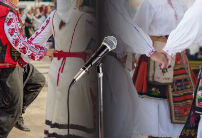 У СТАРОЈ ПАЗОВИ ОДРЖАНА ТРАДИЦИОНАЛНА МАНИФЕСТАЦИЈА "ЗУЗАНСКА ЗАБАВА" Традиција, песма и смех за коју се тражила карта више