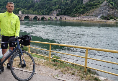 ВЕЛИКО СРЦЕ ЧУВАРА ЗАТВОРА Новосађанин у хуманитарном каравану за децу са урођеним срчаним манама 1.000 КИЛОМЕТАРА НА БИЦИКЛУ