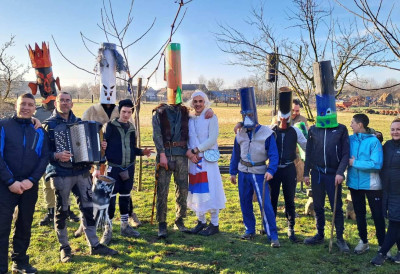 УОЧИ ВАСКРШЊЕГ ПОСТА БЕЛЕ ПОКЛАДЕ У НАЈМАЊЕМ СОМБОРСКОМ СЕЛУ Растинске веселе маске као вековни обичај