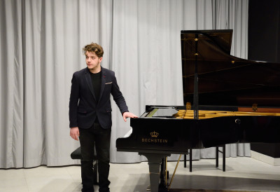 ПУТ МЛАДОГ ПИЈАНИСТЕ ЛАЗАРА ТОРБИЦЕ Како је дечја игра са клавиром прерасла у сценску зрелост и професионални успех