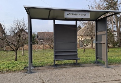 НОВА АУТОБУСКА СТАЈАЛИШТА У АЛИБУНАРУ Уређена стаза ка гробљу, постављене канте за отпатке