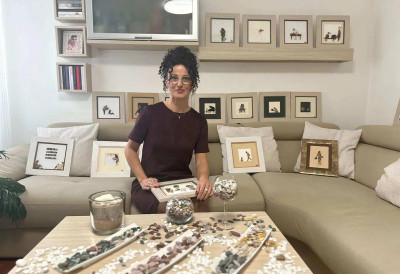 (ФОТО) И КАМЕН "ОМЕКША" У ЊЕНИМ РУКАМА! Љиљана из Чачка ствара прелепе и НЕОБИЧНЕ СЛИКЕ, а користи само један материјал (ФОТО)