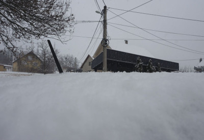 (ФОТО/ВИДЕО) СНЕЖНЕ ПАДАВИНЕ ДОНЕЛЕ НЕВОЉЕ ЧАЧАНИМА Отежан саобраћај и више саобраћајних незгода због клизавог коловоза