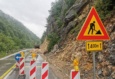 АКТИВИРАЛО СЕ НОВО КЛИЗИШТЕ Деоница на Рајачком путу код Чачка ДО ДАЉЕГ ЗАТВОРЕНА Екипе одмах упућене на терен!