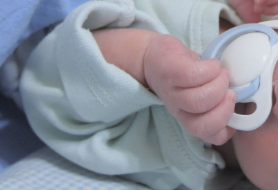 РАДОСТ У ПОЖЕГИ Мала Анастасија стигла на свет тамо где је најмање очекивано