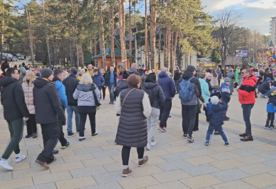(ФОТО) НЕМА ГДЕ ШИБИЦА ДА ПАДНЕ Златибор крцат за сретењске празнике, на српској планини већ сада око 50.000 гостију