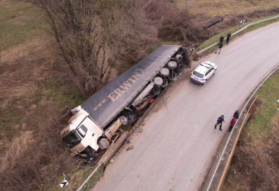 (ФОТО) ШЛЕПЕРОМ ПРОБИО БАНКИНУ И СЛЕТЕО У ПОТОК Обустављен саобраћај због несреће између Чачка и Краљева