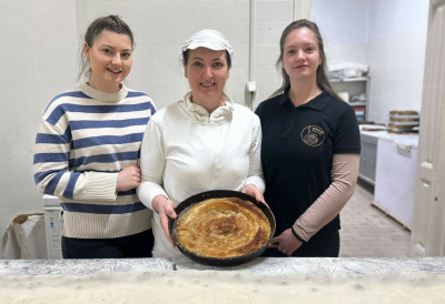 Мира из Чачка и њене кћерке традицијом побеђују инстант решења НЕ ЗНА СЕ КОЈА БОЉЕ РАЗВИЈА КОРЕ ЗА ПИТУ, А ТЕК КАД ЗАМИРИШЕ...