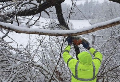 ТЕЖАК И ВЛАЖАН СНЕГ НАПРАВИО ХАОС У БРДСКИМ СЕЛИМА БАЈИНЕ БАШТЕ Водови попустили – више од 1.000 људи остало без струје