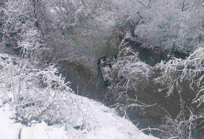 СЕКУНДЕ ИХ ДЕЛИЛЕ ОД ТРАГЕДИЈЕ Четири жене слетеле с пута право у ледену реку – у помоћ притекли случајни пролазници и ватрогасци