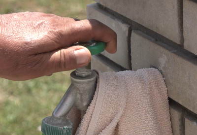 ПУКЛА ЦЕВ НА МАГИСТРАЛНОМ ЦЕВОВОДУ Хаварија у Ужицу: Неколико стотина грађана без воде! Екипе на терену санирају квар