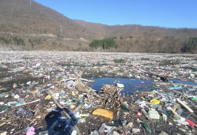 Еколошка бомба само што не експлодира: 8.000 КУБИКА СМЕЋА НА ЛАНЧАНИЦИ ПОТПЕЋКОГ ЈЕЗЕРА ПРЕТИ ХИДРОЦЕНТРАЛИ