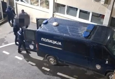 (ВИДЕО) Погледајте како су УХАПШЕНИ КРАЉЕВЧАНИ СПРЕМАЛИ НАПАД НА ВУЧИЋА И ЊЕГОВУ ПОРОДИЦУ Приведени с лисицама на рукама