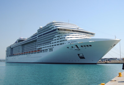 ЖИВЕ НА ЛУКСУЗНОМ КРУЗЕРУ ПОЛА ГОДИНЕ Деца не иду у школу, а трошкови су им скоро нула