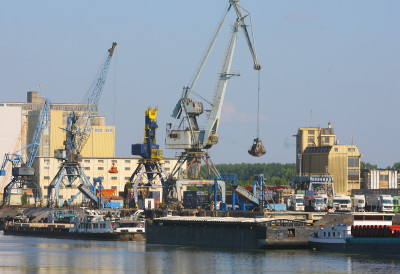 ИЗВОЗ ИЗ СРБИЈЕ У САД ПОВОЉНИЈИ, АЛИ ПОСТОЈЕ ОГРАНИЧЕЊА! Након укидања Трампових царина, одређене робе остају под посебним мерама