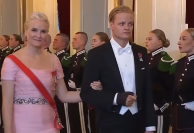 (ФОТО) ИСТОРИЈСКИ СКАНДАЛ ТРЕСЕ НОРВЕШКУ МОНАРХИЈУ Почело суђење сину принцезе због силовања, насиља и дроге