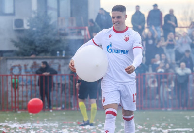 (ФОТО) ТО ЈЕ ФУДБАЛ! Терен чистили играчи Звезде и Будућности, навијачи на терасама у Добановцима