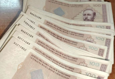 НА БАДОВИНЦИМА ОТКРИВЕН ФАЛСИФИКОВАН НОВАЦ Имао је код себе неисправне новчанице од по 100 конвертибилних марака