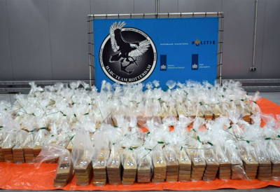 ПОЛА ТОНЕ КОКАИНА САКРИВЕНО У КОНТЕЈНЕРУ С МАНГОМ Велики улов цариника 14 бала ПОСТАВЉЕНО ИЗА ВРАТА