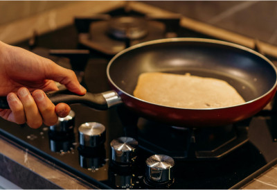 (ВИДЕО) Њутнов закон у тигању! ФИЗИЧАРИ ОТКРИЛИ ТАЈНУ ПЕРФЕКТНОГ ОКРЕТАЊА ПАЛАЧИНКИ А ово је њихова формула за савршену смесу