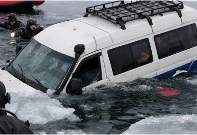 Има мртвих! ВОЖЊА ВАН ДОЗВОЉЕНЕ РУТЕ ЗАВРШИЛА КАТАСТРОФОМ Аутобус пропао кроз лед у језеро