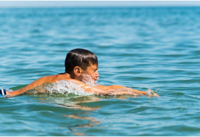 ОВО ДЕТЕ ЈЕ НАТЧОВЕК! Дечак (13) препливао четири километра да би спасао најмилије из узбурканог мора