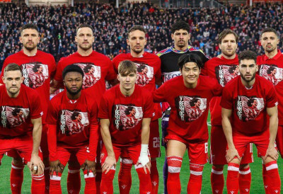 (ФОТО) ЗВЕЗДА У ЧАСТ СИНИШЕ МИХАЈЛОВИЋА: Играчи у посебним мајицама, МИХИНИ СИНОВИ НА ТРИБИНИ