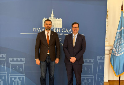 „Традиционално добри односи Србије и Аустралије“ ГРАДОНАЧЕЛНИК НОВОГ САДА ОДРЖАО САСТАНАК СА АМБАСАДОРОМ АУСТРАЛИЈЕ Мићин: Град интензивно улаже у развој пословне и инвестиционе климе