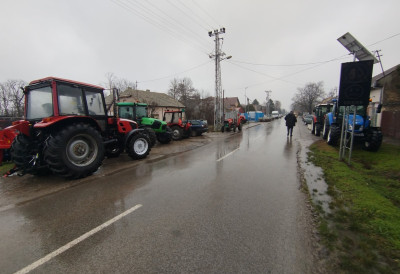 ПОЉОПРИВРЕДНИЦИ ПРОТЕСТУЈУ ШИРОМ ВОЈВОДИНЕ И МАЧВЕ: Држава да откупи вишкове у робне резерве