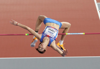 (ВИДЕО) НЕВЕРОВАТНА АНГЕЛИНА ПРЕКО ГРАНИЦЕ ОД 2,00 МЕТРА! Топићева поново заблистала и оборила државни рекорд