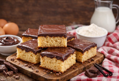 Једноставан и неодољив! НАПРАВИТЕ сочан БАРНИ КОЛАЧ од састојака које увек имате код куће