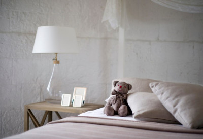 ИЗБАЦИТЕ ОВЕ ПРЕДМЕТЕ ИЗ СПАВАЋЕ СОБЕ ОДМАХ! Ових пет ствари вам краду мир и сан, а већина их ДРЖИ на видном месту